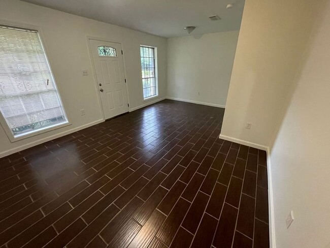 Building Photo - 6563 Franklin Delano Roosevelt Dr