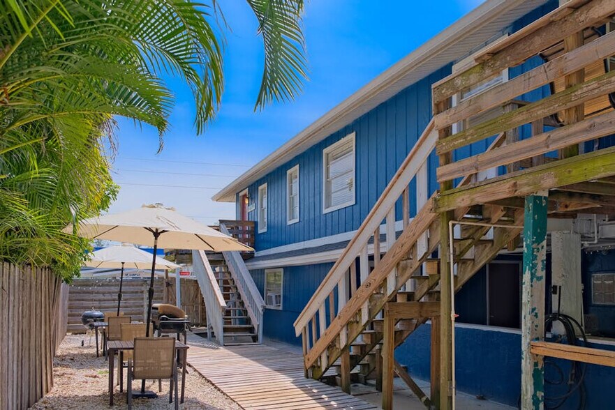 Building Photo - 3018 Gulf Dr