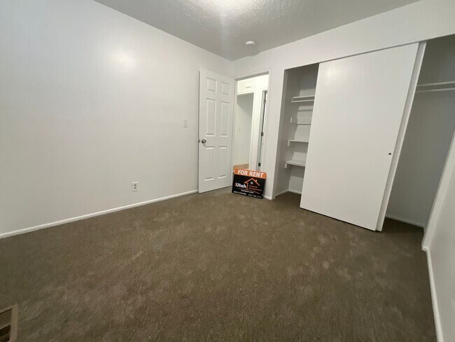 Building Photo - 1124 Vitt Dr