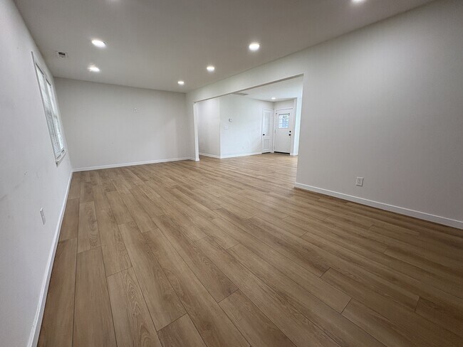 Building Photo - 499 Greenwell Ct