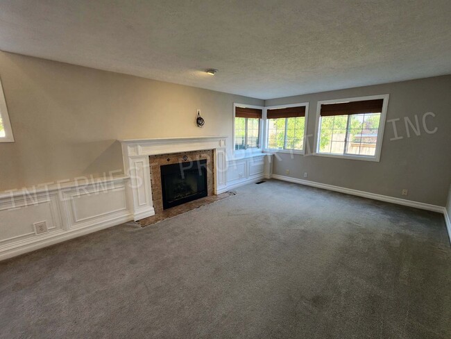 Building Photo - 4+ Bedroom Tigard Home With a Beautiful Vi...