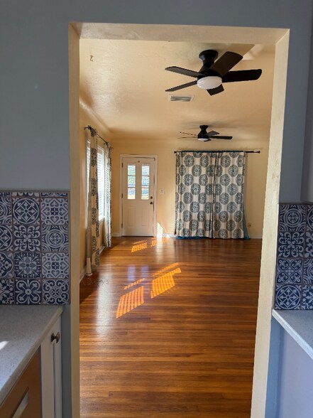 Building Photo - 1304 17th Ave N