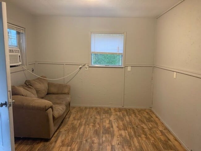 Building Photo - One Bedroom Efficiency