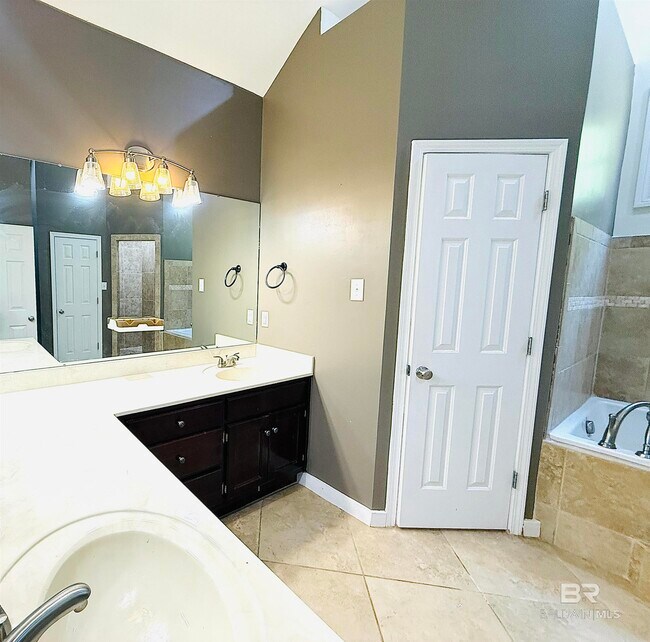 Building Photo - 31424 Oakridge Dr