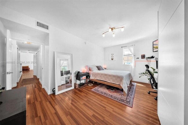 Building Photo - 1400 Salzedo St