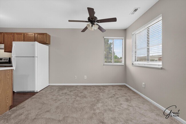 Building Photo - $1295 2 bedroom upper condo