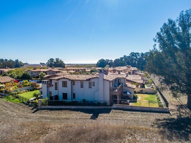 Building Photo - Large 5 bed / 5 bath Tuscan Style Home on ...
