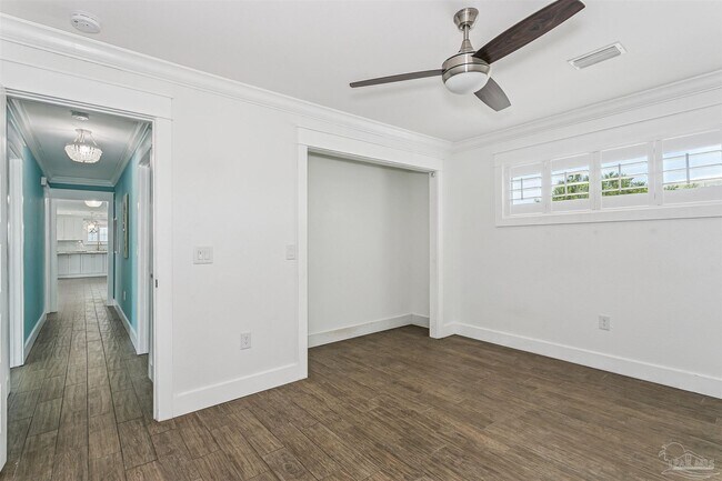 Building Photo - 231 Sabine Dr