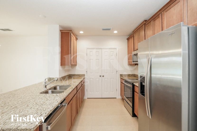 Building Photo - 5086 Royal Point Ave