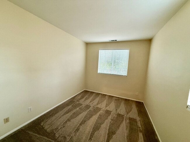 Building Photo - $675 Off First month's Rent - Cute Townhom...