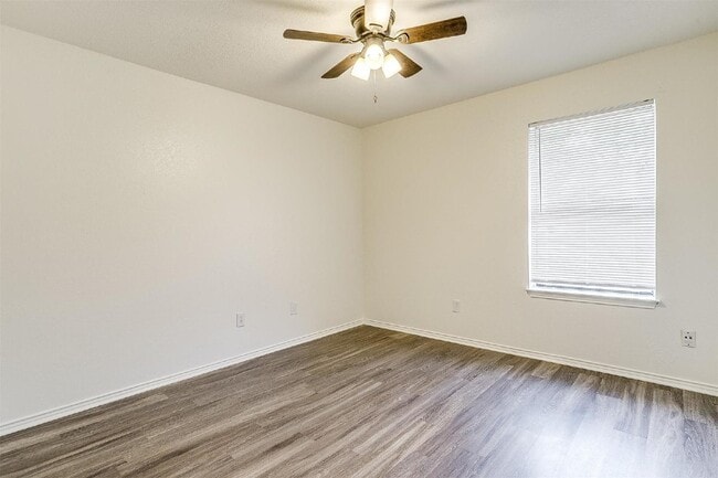 Building Photo - Charming 2-Bed Haven with Granite Touches in Prime Fort Worth Location!