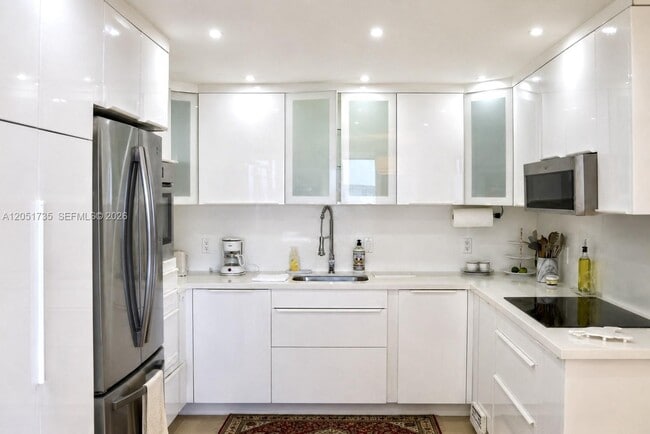 Building Photo - 1450 Brickell Bay Dr