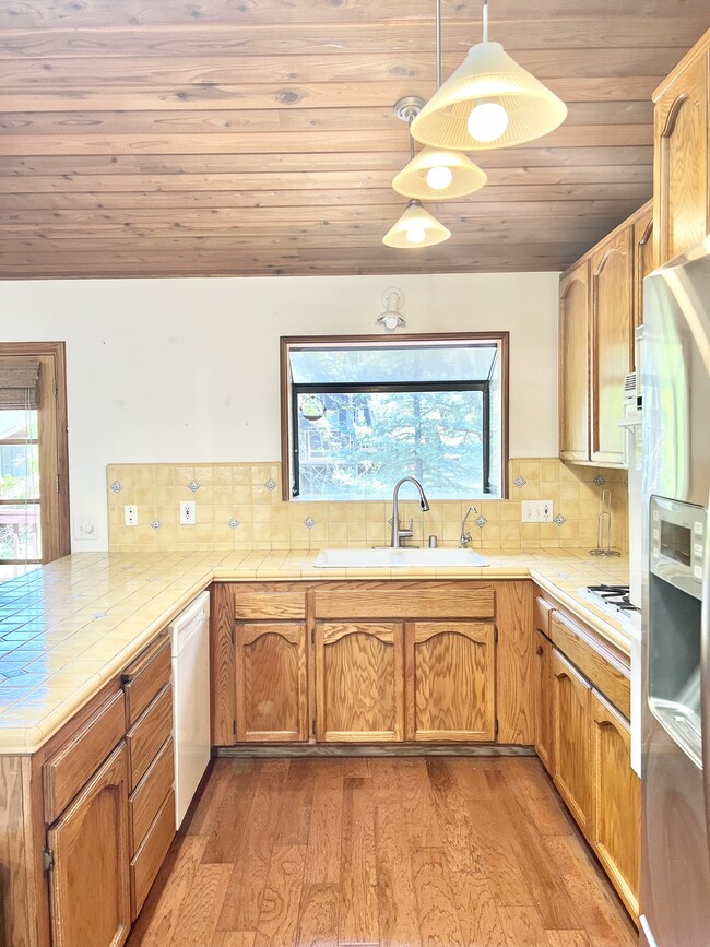 Building Photo - 14700 Voltaire Dr