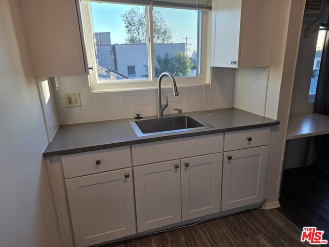 Building Photo - 1833 N Edgemont St