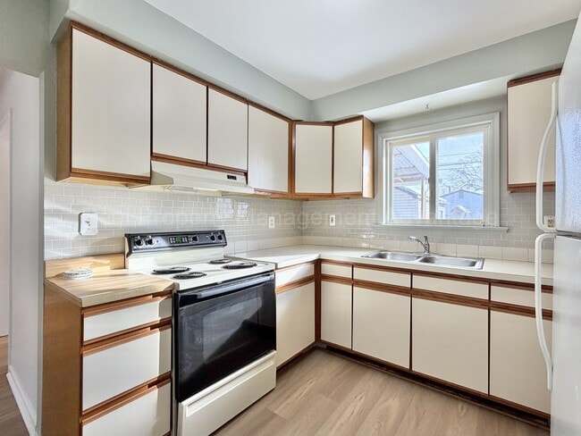 Building Photo - Updated Ranch on Double Lot Near Royal Oak & Ferndale