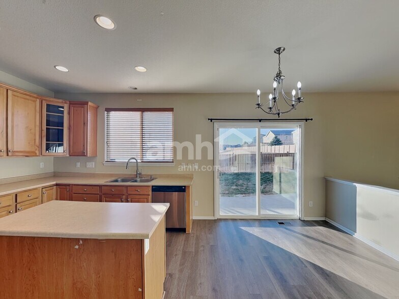 Building Photo - 12865 Roslyn St