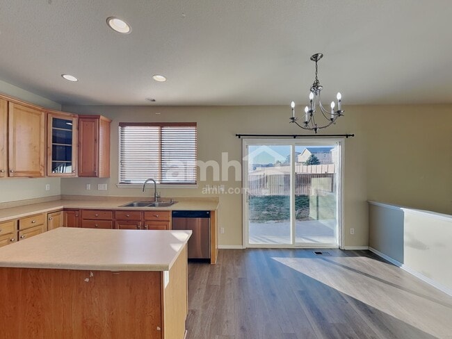 Building Photo - 12865 Roslyn St