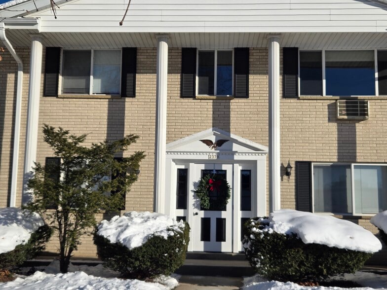 Building Photo - 2370 S 107th St