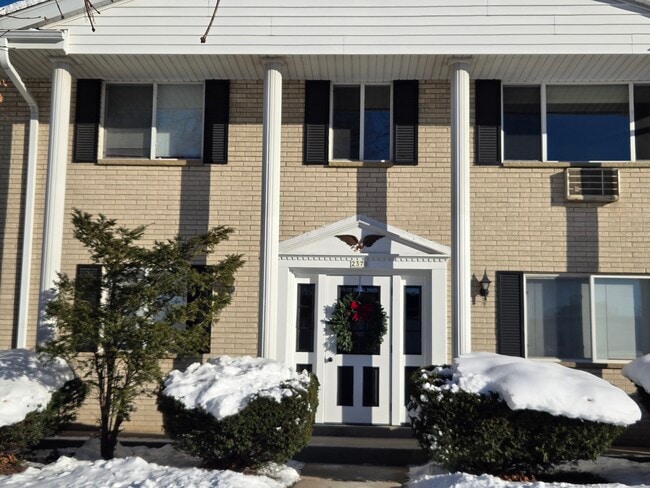 Building Photo - 2370 S 107th St