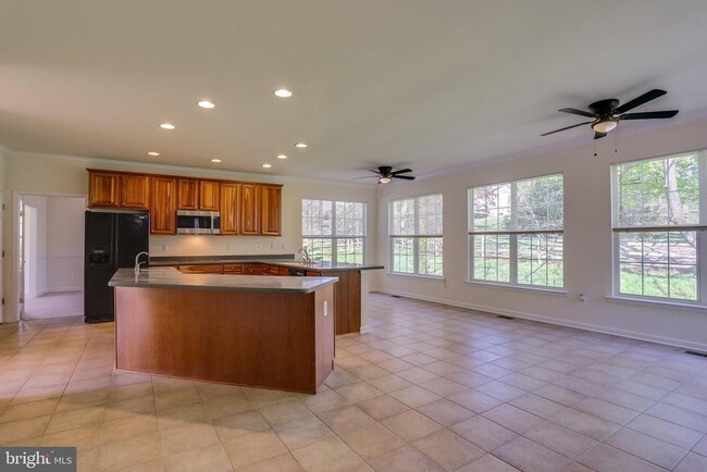 Building Photo - 9874 Foxhill Ct