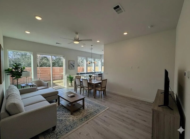 Building Photo - Room in Apartment on Riverside Farms Rd