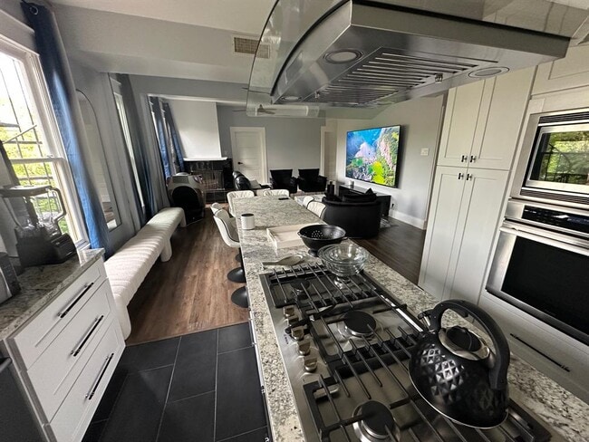 Building Photo - 3210 Hampton Rd