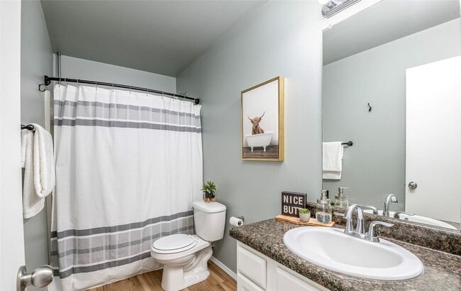 Building Photo - Large 3 bedroom pet friendly home at a gre...