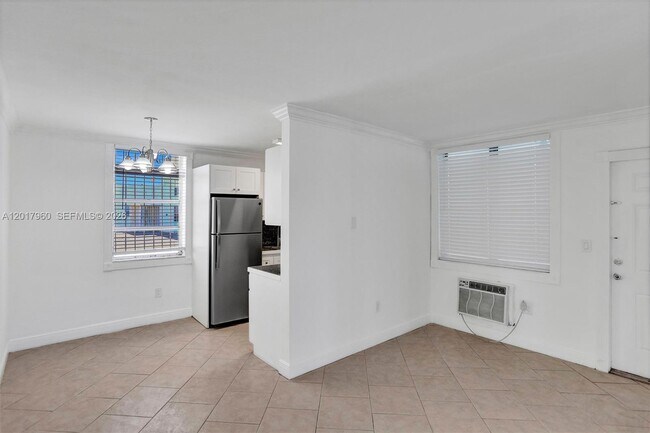 Building Photo - 713 Collins Ave