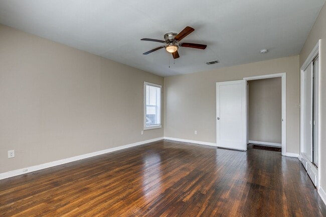 Building Photo - 3-BEDROOM HOME IN HIGHLAND PARK