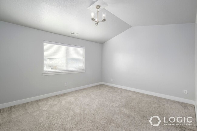 Building Photo - Gorgeous Townhome in Great Location!