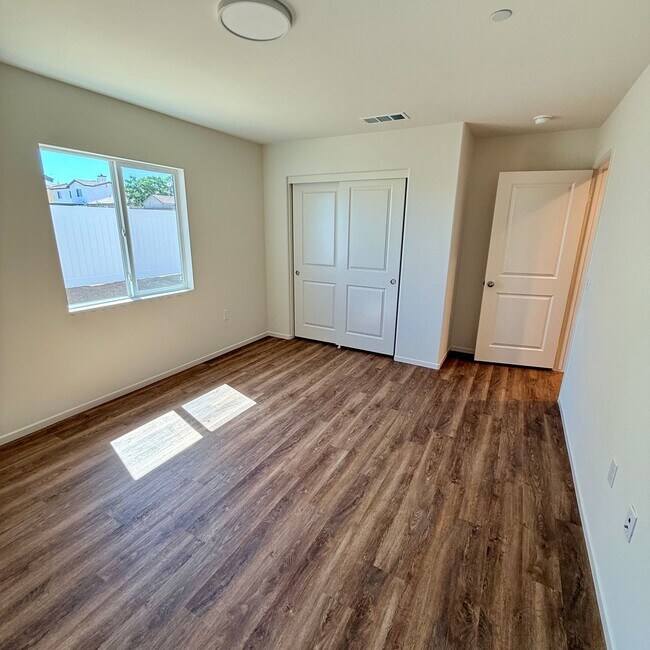 Building Photo - BRAND NEW 4 BEDROOM ADELANTO HOME