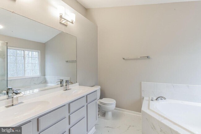 Building Photo - 2602 Streamview Dr