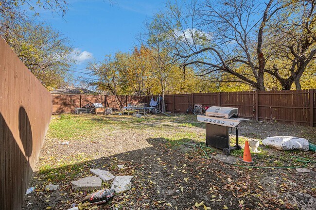 Building Photo - This charming 3-bedroom, 1-bath residence offers 1,000 square feet of comfortable living space, p...