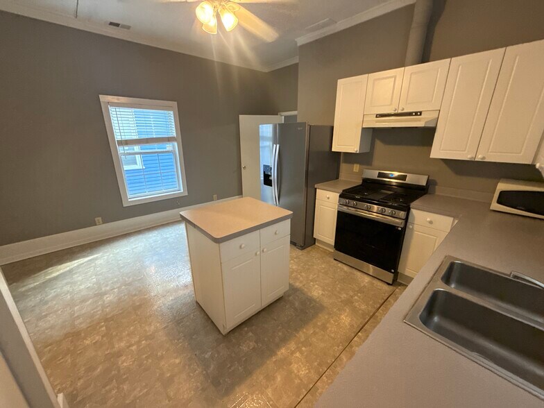 Building Photo - 1003 Curran St NW