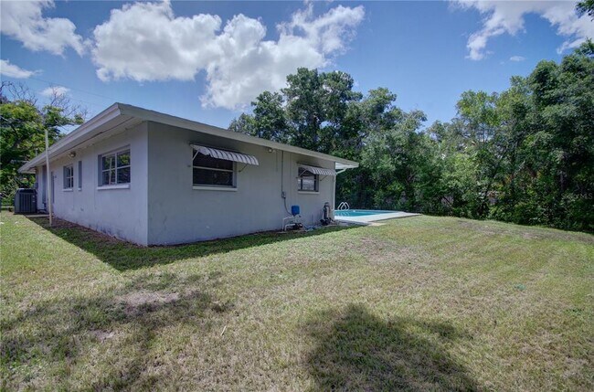 Building Photo - 904 Wellington Dr