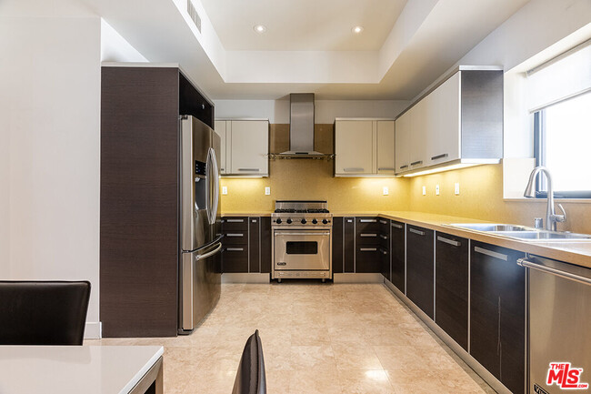 Building Photo - 8788 Shoreham Dr