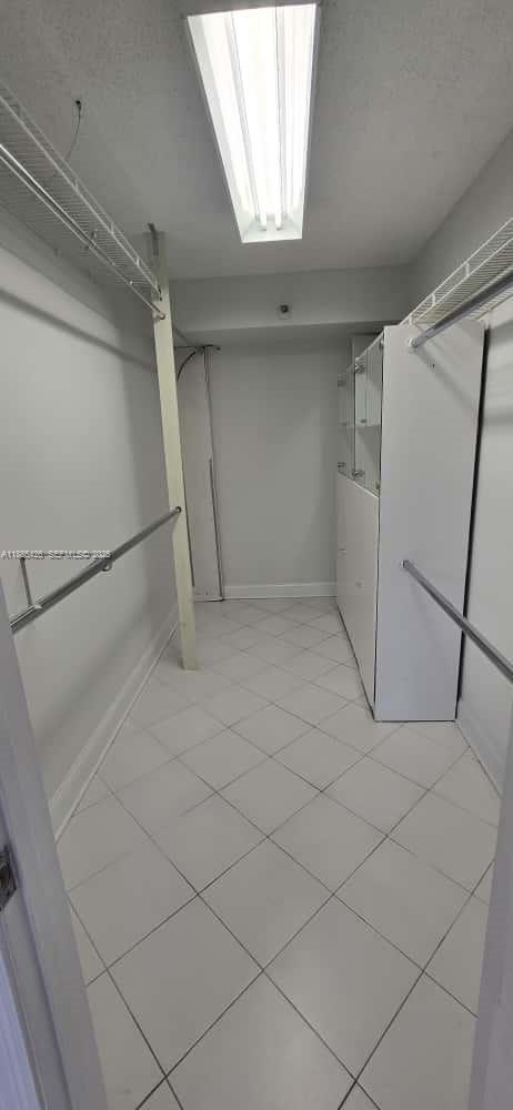 Building Photo - 2843 S Bayshore Dr