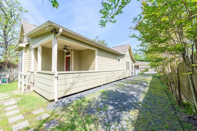 Building Photo - 722 E 25th St