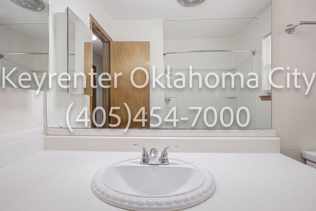 Building Photo - Massive 3BD/2BTH Home Minutes from the Highway.