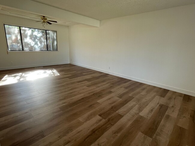 Building Photo - 5 bedroom Pet Friendly remodeled home in P...