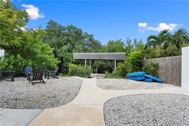 Building Photo - 30 SW Hideaway Pl