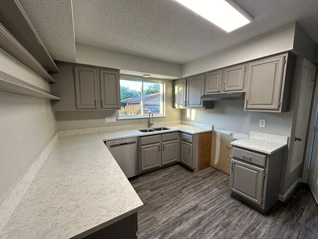 Building Photo - Ernest Properties 2 (295 Mooring Cir)