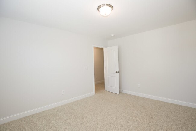 Building Photo - Charming 4 Bedroom Rental Home with Spacio...