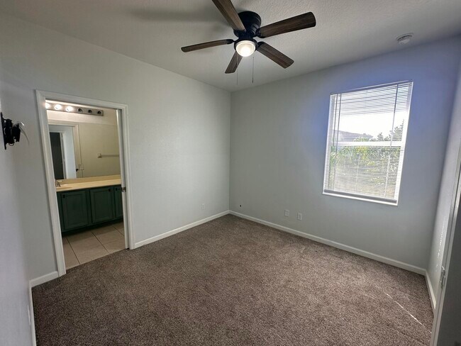 Building Photo - 1452 NW Leonardo Cir