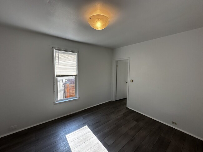 Building Photo - "Charming 1-Bed Oasis in Denver's Heart – Cozy Comforts!"