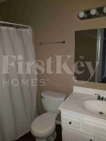 Building Photo - 185 Paramount Dr