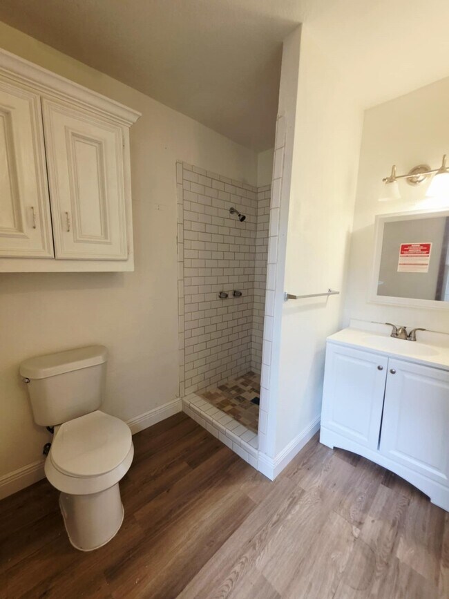 Building Photo - 6109 Saxon Dr