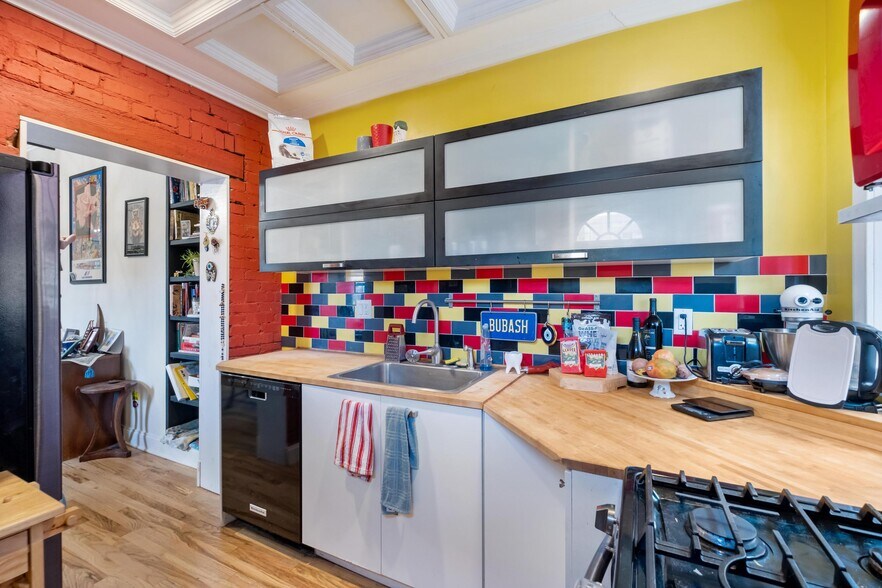 Building Photo - 2000 Tustin St
