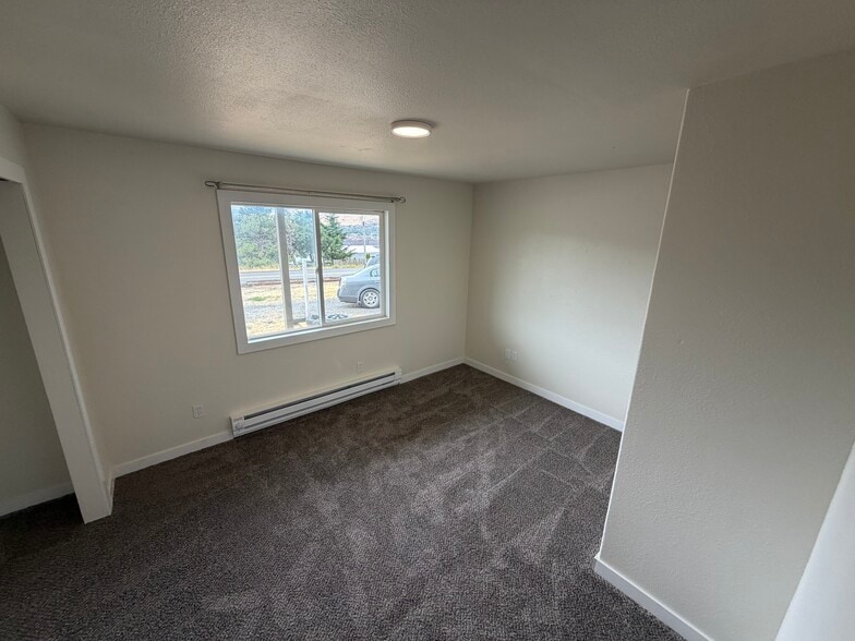 bedroom 1 - 404 West Klickitat ave