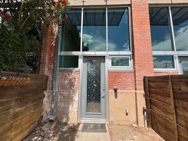 Building Photo - 1001 E 17th St